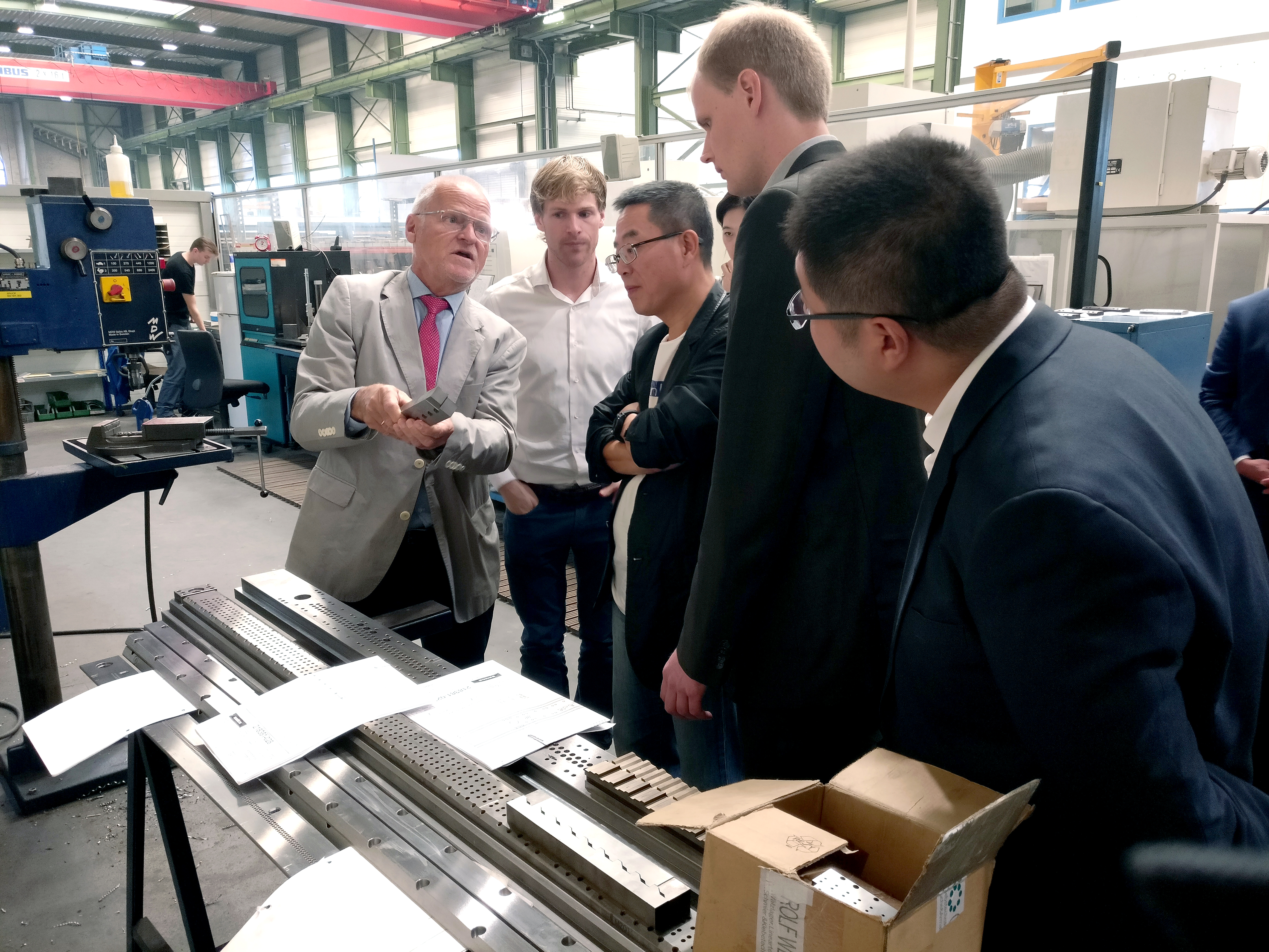 Unternehmer und internationale Gäste bei einem Unternehmensbesuch