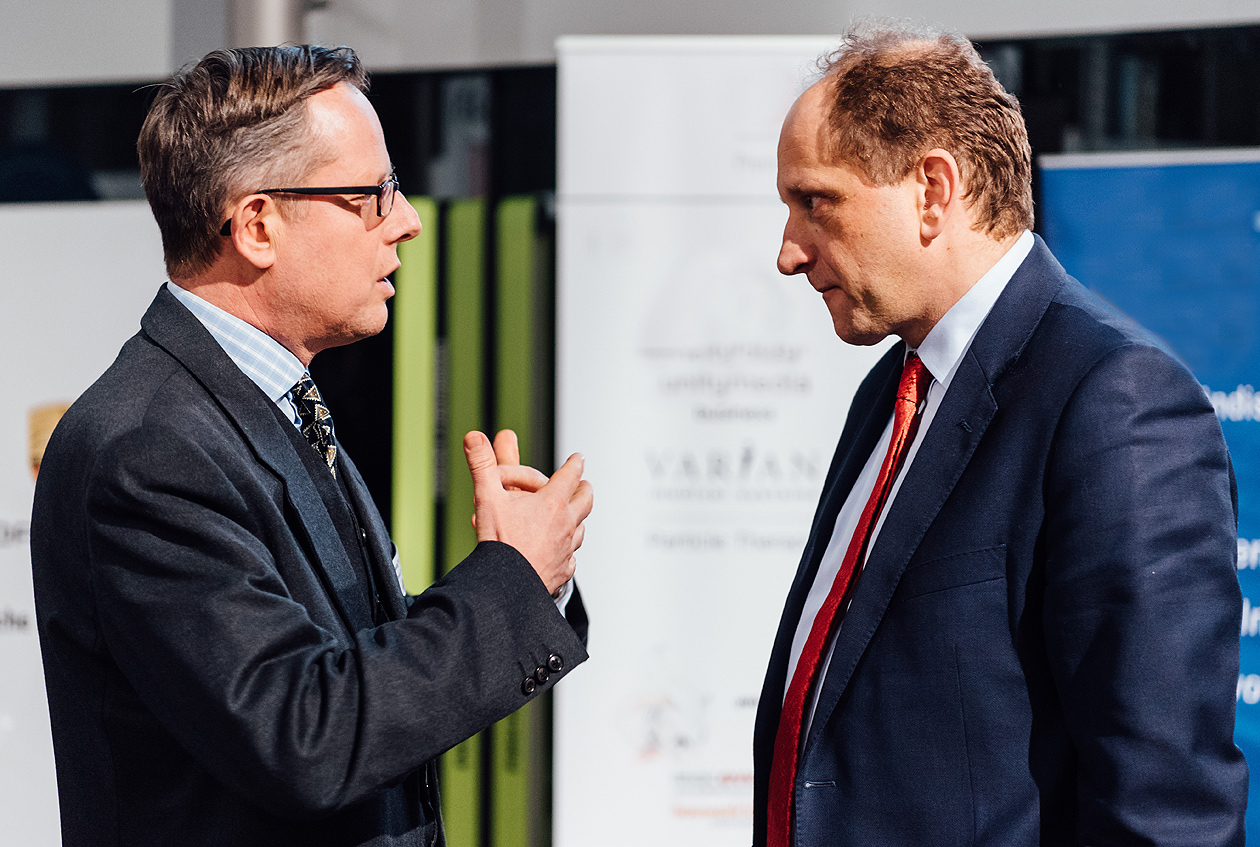 Zwei Teilnehmer im Gespräch bei einem VDHC-Empfang