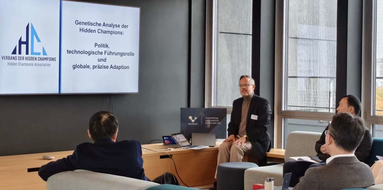 Referent und Teilnehmer im Austausch bei einer VDHC-Veranstaltung