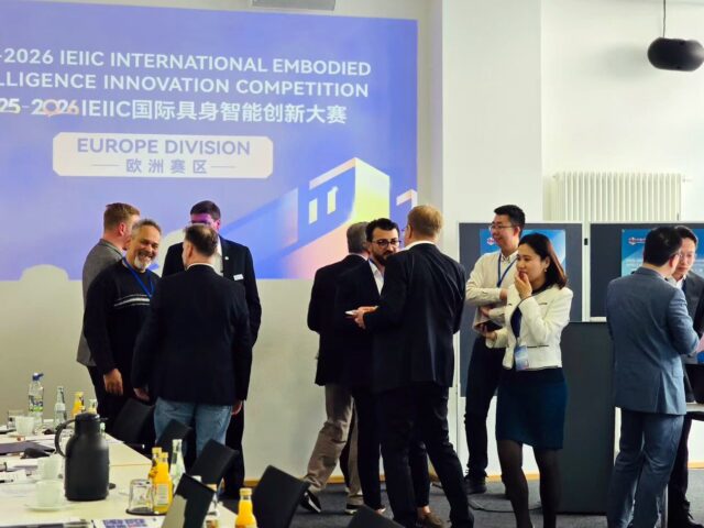 Teilnehmerinnen und Teilnehmer im persönlichen Austausch bei einer internationalen Innovationsveranstaltung