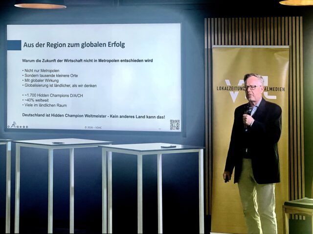 Referent bei einem Vortrag über den Weg vom regionalen Unternehmen zum globalen Erfolg